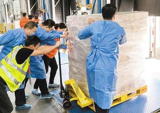 衡陽食品廠倉庫使用冠航手動叉車搬運貨物