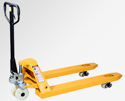 手動(dòng)叉車(chē)搬運(yùn)預(yù)制板加快板房建造