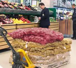 超市端午大促，手動液壓叉車解決貨物搬運難題