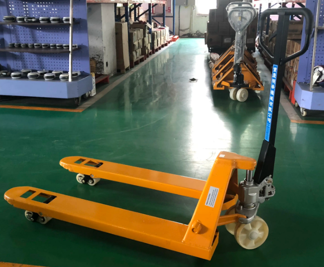 超市倉庫工作人員使用手動液壓搬運車搬運貨物