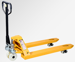 倉儲(chǔ)物流中心使用手動(dòng)液壓搬運(yùn)車搬運(yùn)貨物