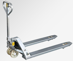 食品廠倉庫使用不銹鋼手動液壓搬運(yùn)車裝卸貨物