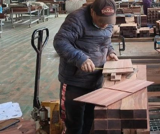 手動液壓搬運車助力木材加工廠車間木材搬運